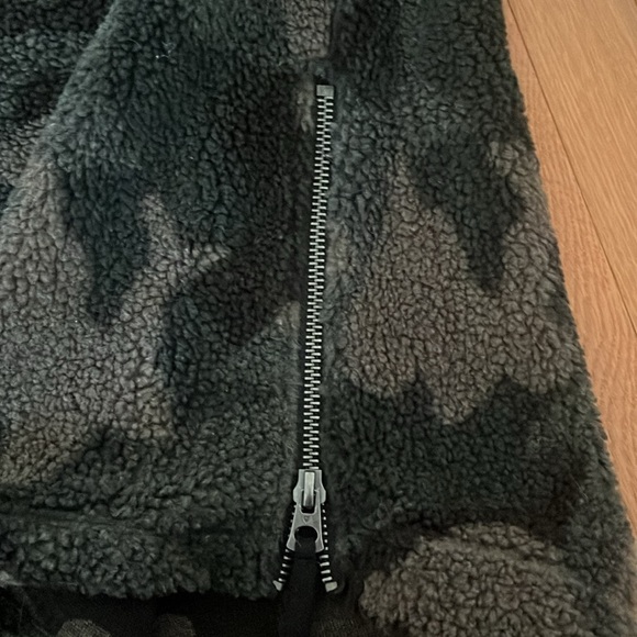 Evereve Dylan Camo faux Sherpa Camo side zip hoodie - Picture 6 of 7